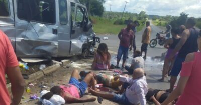 Van lotada de passageiros tomba após invadir preferencial e ser atingida por caminhonete na BR-226 no Maranhão