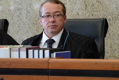 27/04: TRF-1 aposenta desembargador Artuzinho por invalidez permanente