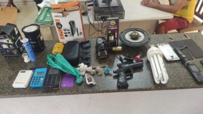 PM e GCM de Itapecuru apreendem droga, simulacro e outros objetos no Cemitério Municipal.