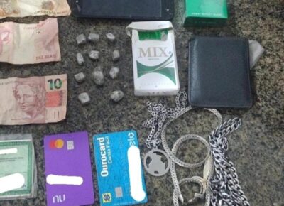 Dupla é presa pela PM ao ser flagrada com drogas no centro de Itapecuru Mirim/MA.