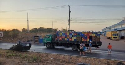 Veículo de passeio capota após colidir na traseira de caminhão na BR-135