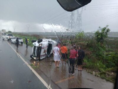 Viatura da PM capota na BR-135 durante chuva em Campo de Perizes