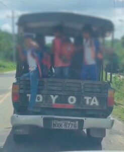 Alunos são transportados pendurados em “Pal de Arara” usado do transporte escolar em Santa Amaro do Maranhão