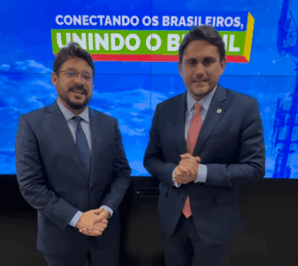 Após pedidos do prefeito, Cajapió recebe computadores doados pelo Ministério das Comunicações