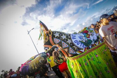 TRAVESSIA JUNINA REÚNE MILHARES DE BRINCANTES NA PONTE DO SÃO FRANCISCO
