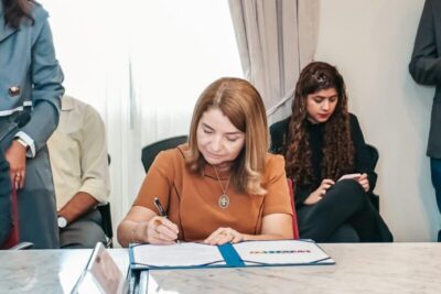 Iracema Vale participa da assinatura de MP que reajusta salário dos professores da educação básica