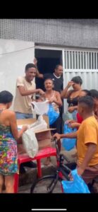 Vini Jansen percorre diversos bairros da capital com doações de pescados durante a semana santa