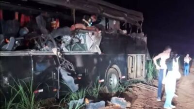 Acidente grave entre ônibus e caminhão deixa 12 mortos e 11 feridos