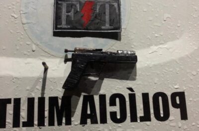 Três homens são detidos sob a suspeitos de porte ilegal de arma de fogo.