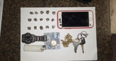 Duas pessoas são detida pela Policia Militar por apreensão de invólucros de maconha  e outros objetos.