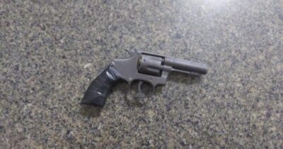 Policia Militar de Itapecuru apreende revólver calibre 32 após abordagem com suspeitos.