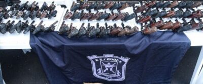 Arsenal com mais de 130 armas de fogo é apreendido em casa abandonada, em São Luís