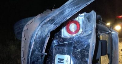 Bandidos roubam carro em Santa Rita e veículo capota durante fuga
