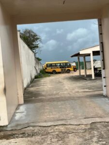 Prefeita do Maranhão não respeita as leis e guarda carros públicos no quintal da casa dela