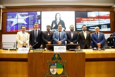 Alema entrega medalha ‘Manoel Beckman’ aos advogados Charles Henrique Dias e Vandir Bezerra