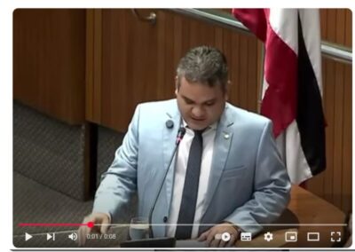 VÍDEO: Deputado estadual do Maranhão não consegue fazer a leitura do texto do discurso preparado pela assessoria