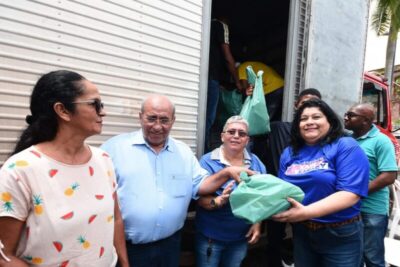 Fraternidade: Chaguinhas distribui peixes para os funcionários da Câmara Municipal