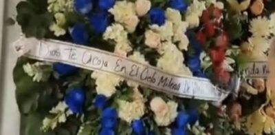 Coroa de flores se mexe sozinha em velório e assusta familiares