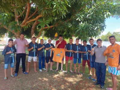 Vereador Sargento Lopes e o empresário Júnior Buriti realizam a entrega de equipamento esportivo para o time do Grêmio no povoado Varzinha
