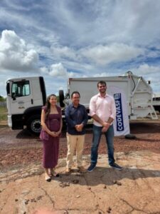Prefeito Gentil Neto e Deputada Amanda Gentil recebem caminhão compactador para Caxias