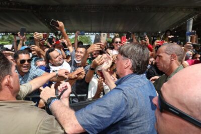 Jair Bolsonaro é multado por provocar aglomeração no Maranhão