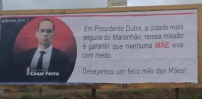 Delegado de Polícia Civil com outdoor e logotipo no interior do Maranhão