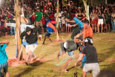 Multidão participa da tradicional Malhação do Judas no bairro Tuntum de Cima nesta Sexta-feira Santa