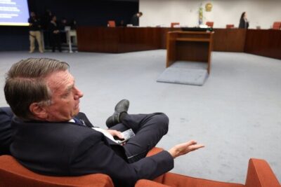 Com voto a favor de Dino, STF torna Bolsonaro réu
