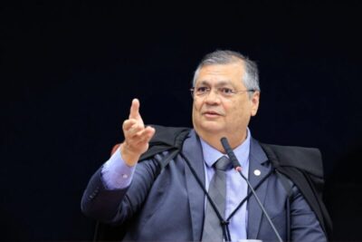 Dino manda arquivar imagens de ex-colega de partido flagrado com dinheiro na cueca