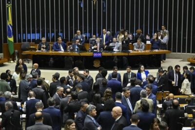 Governo prepara medida provisória para conter alta na conta de luz após derrubada de vetos