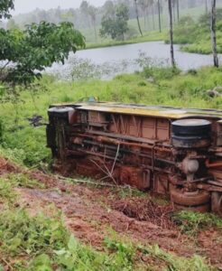Acidente envolvendo ônibus escolar deixa dois jovens mortos e várias outras crianças feridas em Bacabal no MA