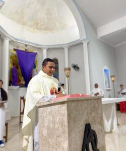 Padre Félix se despede da comunidade católica de Paraibano após sete anos de serviço