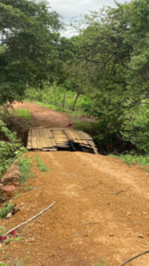 Morador mostra a situação de abandono de ponte na zona rural de Paraibano