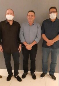 Raimundo Lídio, de Paulino Neves, e Dr. Roberto, de Tasso Fragoso, declaram voto em Erlânio Xavier para a presidência da Famem