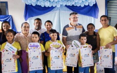 Prefeito de de Belágua Herlon Costa entrega kits escolares para estudantes da rede municipal