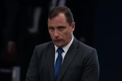Em acareação, Cid evita encarar Braga Netto e é chamado de mentiroso pelo general