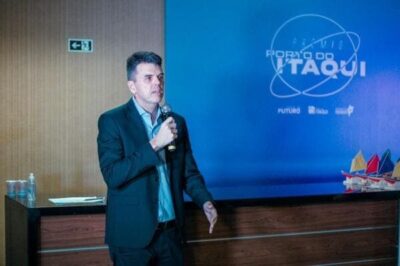 Ted Lago fica em pé na dança das cadeiras promovida por Brandão