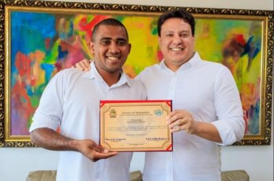 Vereador Jackson Coelho, entrega Título de Cidadão Pastosbosnense ao Vice-Governador Felipe Camarão