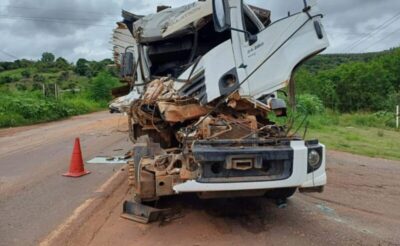 Caminhões da mesma empresa colidem na BR-222
