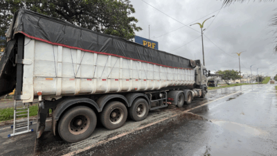 PRF apreende dois caminhões com madeira ilegal no Maranhão