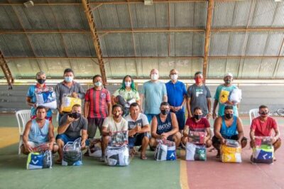 Em Barreirinhas, Othelino entrega kits de equipagens esportivas a times locais