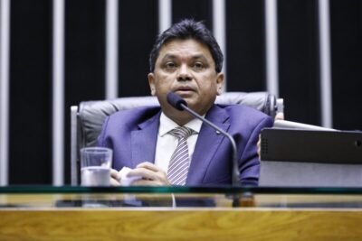 Márcio Jerry lamenta crise em Manaus e pede afastamento de Bolsonaro