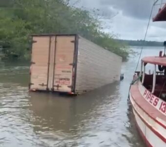 Caminhão cai no rio após falha no sistema de freios durante travessia entre MA e TO