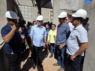Hildo Rocha vistoria construção do Centro de Convivência de Idosos