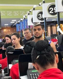 Flávio Dino aproveita feriadão em São Luís e é visto fazendo compras no Mateus do Renascença