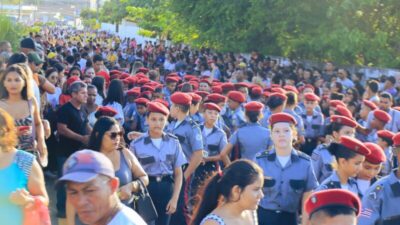 Eudes Barros resgata desfile cívico e reúne 12 mil pessoas na principal avenida da Raposa