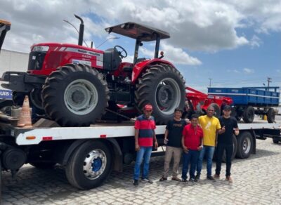 Vereador Jackson Coelho Consegue Trator com Implementos Agrícolas para Beneficiar Agricultores de Pastos Bons