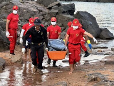 Corpo de Bombeiros resgata dois corpos que estavam dentro de caminhão após desabamento de ponte no Rio Tocantins