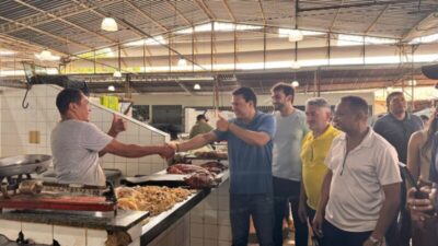 Felipe Camarão e Gentil Neto são recebidos calorosamente no Mercado Central de Caxias