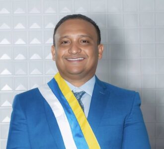 Prefeito de Bacuri, Márcio Hominho, é recebido com carinho por alunos da escola Castelo Branco